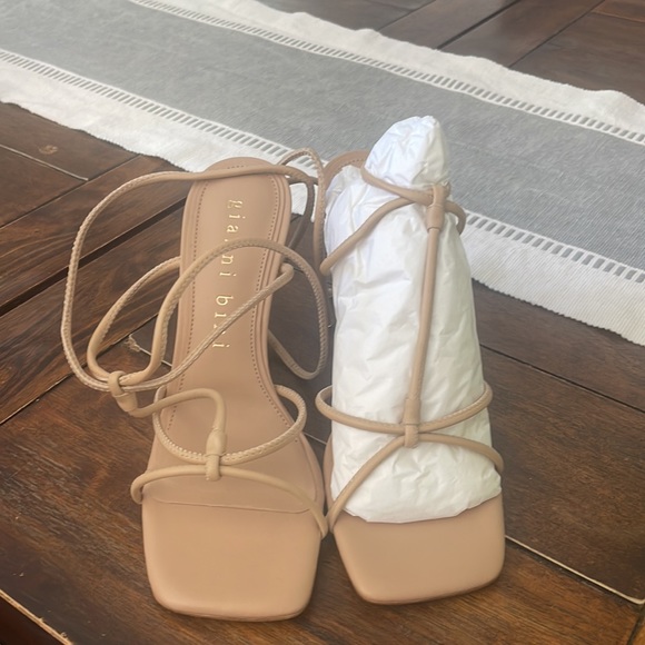 NWT Women’s nude size 7 Gianni Bini heels - Picture 2 of 5